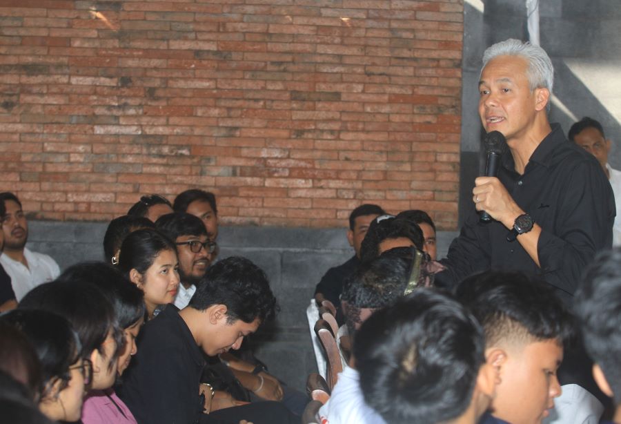 BERSAMA MAHASISWA: Capres PDI Perjuangan Ganjar pranowo ( kanan) saat menjawab pertanyaan mahasiswa dlm diskusi di Muntig Siokan, pantai Mertasari,  Sanur, 1 November 2023.