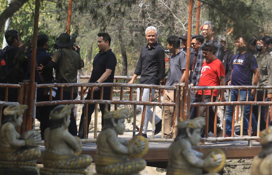 DI DESA WISATA: Calon Presiden dari PDI Perjuangan Ganjar Pranowo saat melintasi jembatan masuk di Desa Wisata Muntig Siokan Mertasari Sanur, 1 November 2023.