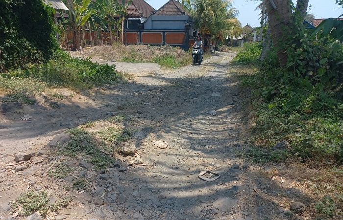 Jalan penghubung Desa Adat Lepang menuju Desa Adat Sidayu Nyuh Aya, Desa Takmung, Banjarangkan, kabupaten Klungkung Bali, rusak parah.