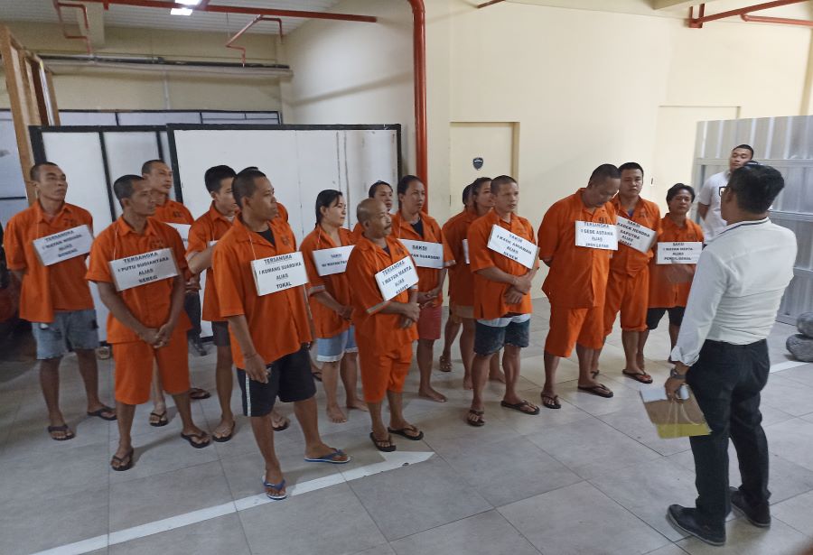 ROMBONGAN TERSANGKA: Sebanyak 16 tersangka kasus kasus bakar Villa Detiga Neano Resort Bugbug dilimpahkan penyidik Polda Bali ke Kejati Bali, 2 November 2023.