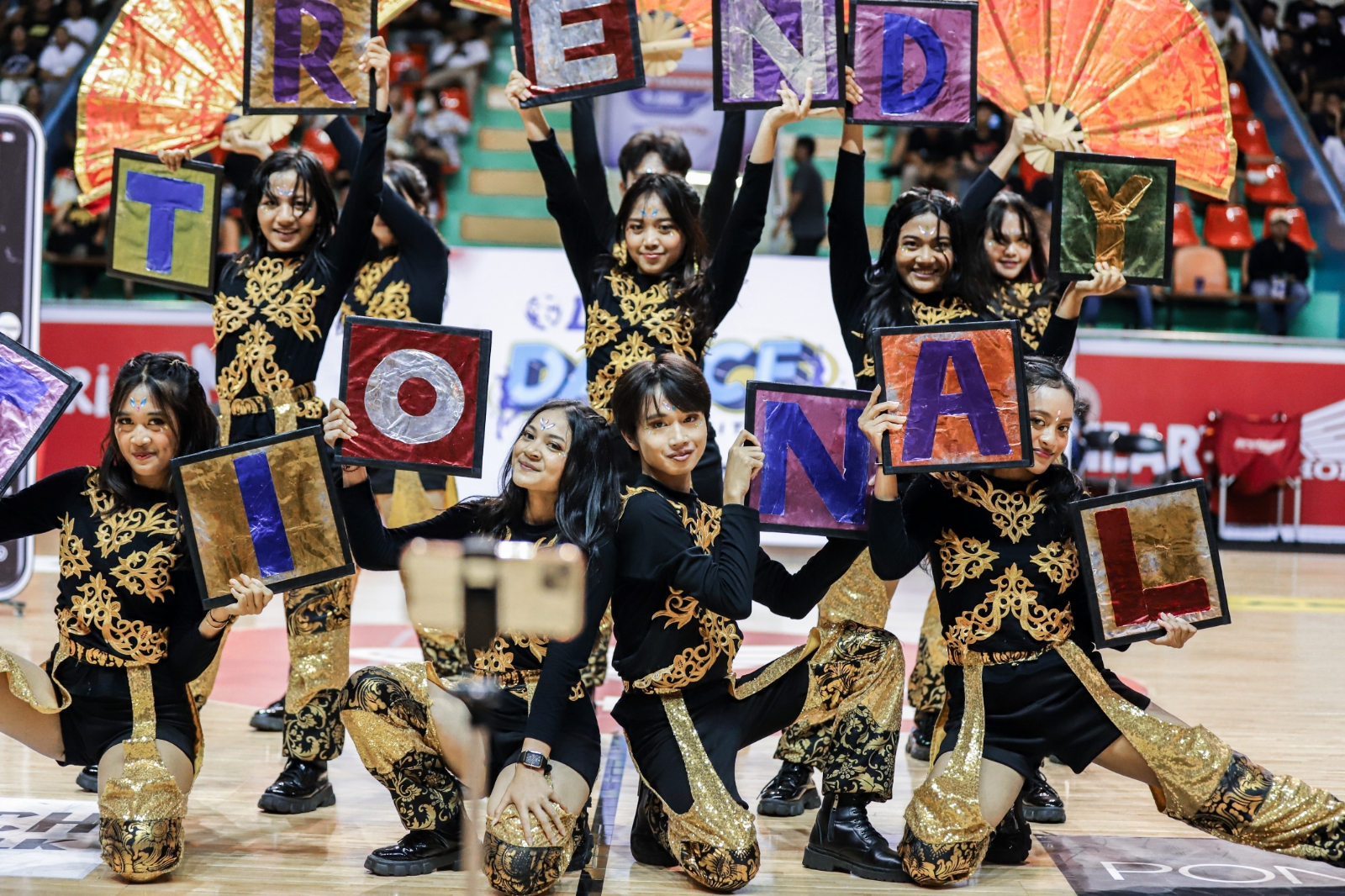 KARMANY: Tim dance Smansa Denpasar saat tampil pada Fantastic Four, Rabu (1/11). (DBL INDONESIA)
