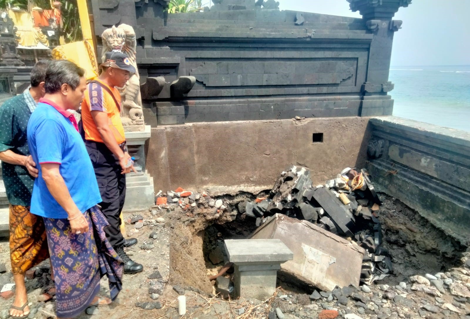 AMBRUK: Bagian banguna Puri Buwitan, Manggis Karangasem yang ambrol lantaran kemasukan dan dihantam gelombang.