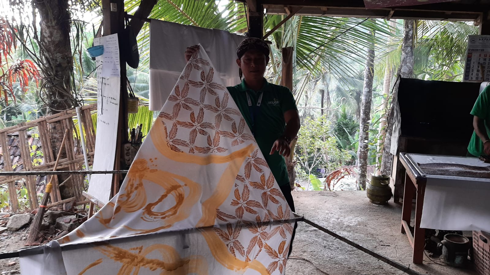 DAYA TARIK WISATA: warga Desa Wisata Hargotirto, Kecamatan Kokap, Kulonprogo Jogjakarta  menunjukkan hasil karya batik (1/11/2023).
