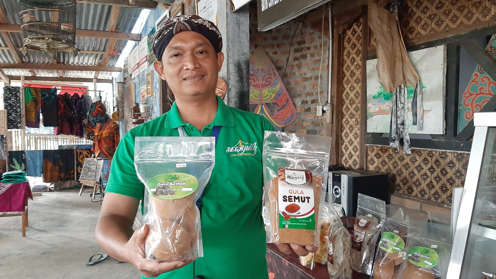 GULA AREN: Warga Hargotirto Kulonprogo Jogjakarta menunjukkan gula merah (aren) yang dibuat secara tradisional.