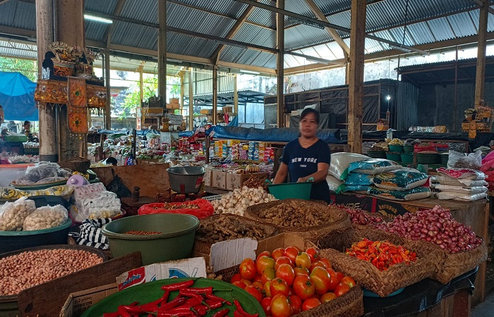 Salah seorang pedagang di Pasar induk Amlapura Timur, Jumat (3/11). Ia mengaku harga cabai dan bawang naik.