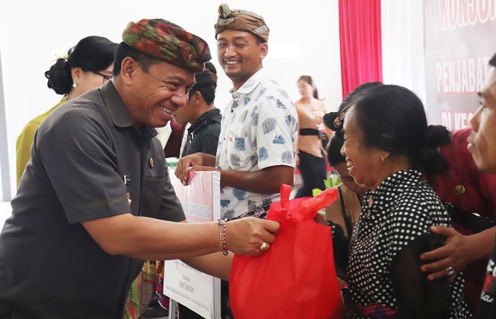 Pj. Bupati Buleleng, Ketut Lihadnyana (kiri) memberi bantuan kepada warga miskin di Kecamatan Busungbiu.