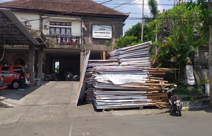Reklame hasil penertiban menumpuk di kantor Satpol PP Jembrana. Hingga kini belum semua diambil.