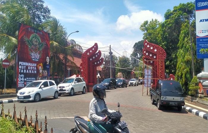 Wajah Kota Tabanan di Taman Bung Karno dan Gedung Kesenian I Ketut Maria dipasangi lampu hias dan gapura jelang Hut Kota Tabanan.