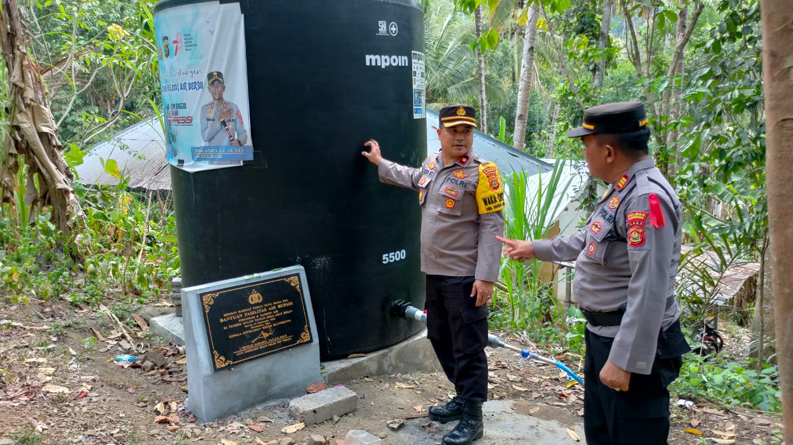 CEK FAKTA!: Wakapolres Klungkung Kompol I Komang Sura Maryantika meninjau lokasi tandon di Desa Dawan untuk atasi krisis air bersih.