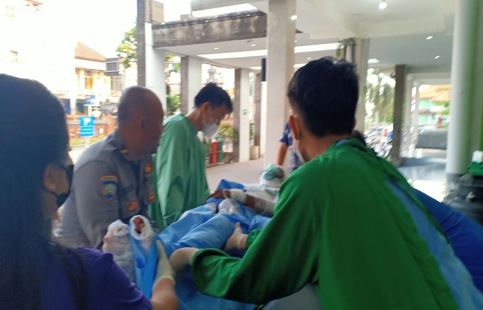 I Nyoman Jiten mendapat perawatan tim medis setelah berupaya bunuh diri dengan cara membakar dirinya di Setra Kangin Desa Adat Gunaksa.
