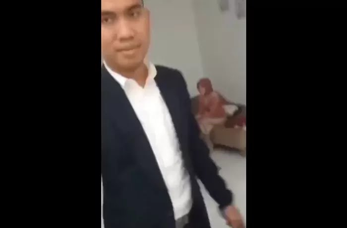 Seorang istri pergoki suaminya menikah lagi dengan perempuan lain viral di media sosial.