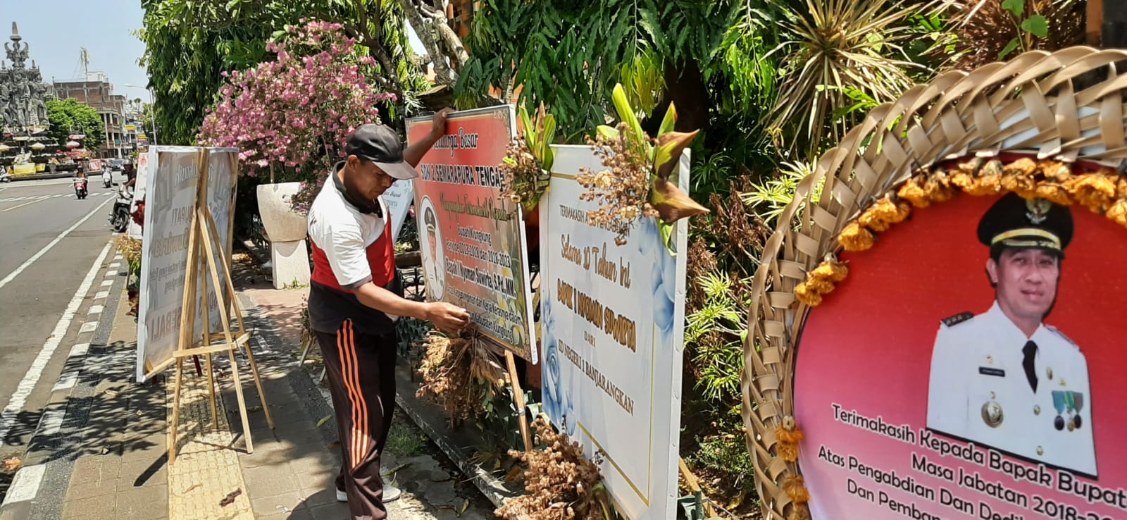 LANGSUNG DIPROTOLI: Petugas sedang membuka dan mencabut karangan bunga untuk I Nyoman Suwirta yang baru melepas masa jabatan sebagai Bupati Klungkung, 3 Oktober 2023.