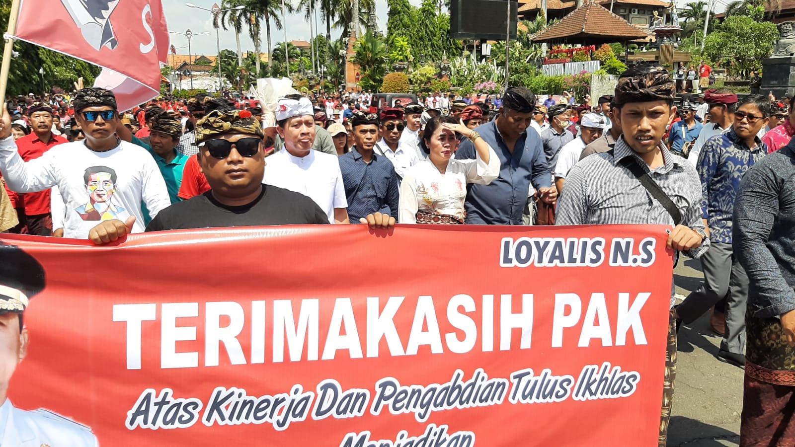 DICINTAI RAKYAT: Bupati Klungkung I Nyoman Suwirta ditengah ratusan warga dan ASN yang mengantarnya berjalan kaki dari kantor Bupati ke rumah pribadinya, Jumat 3 November 2023.