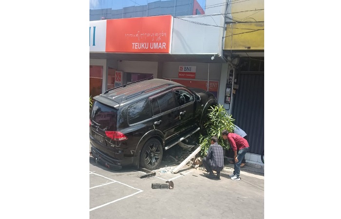 Mobil  Mitsubishi Pajeror hitam seruduk kurang lebih 7 sepeda motor di parkiran kantor BNI Jalan Teuku Umar Denpasar, Jumat 3 November 2023.
