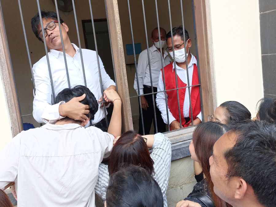 BERSAKSI: Terdakawa dalam berkas lain perkara dugaan korupsi Unud  saat di ruang tahanan menunggu giliran bersaksi dalam sidang di pengadilan Tipikor Denpasar, 3 November 2023.
