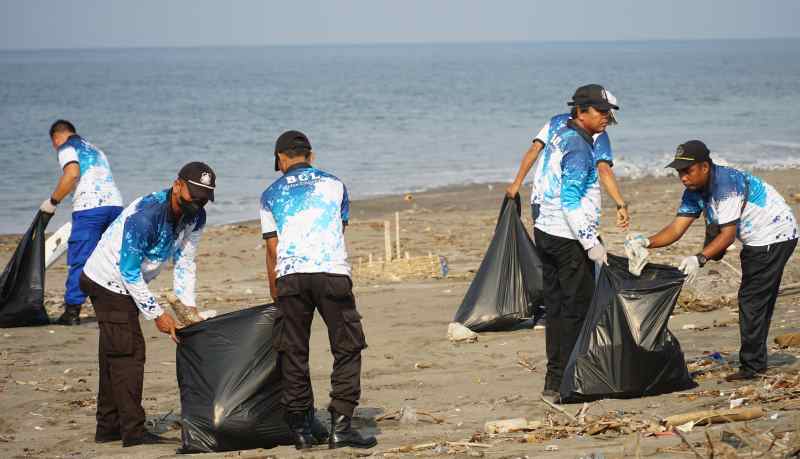 BERSIH-BERSIH PANTAI : Pembersihan sampah di laut Pengambengan oleh PPN Pengambengan , Kamis 26 Oktober Lalu. (PPN Pengambengan untuk Radar Bali)