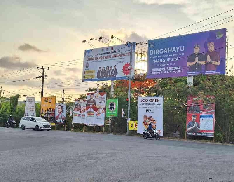 MENJAMUR : Sejumlah baliho terpasang di kawasan Badung. (Ni Made Ari Rismaya Dewi/Radar Bali)