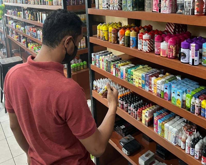 DIAWASI: Salah satu gerai Vape Store. BNNP Bali mengendus sabu cair dimasukkan dalam vape.