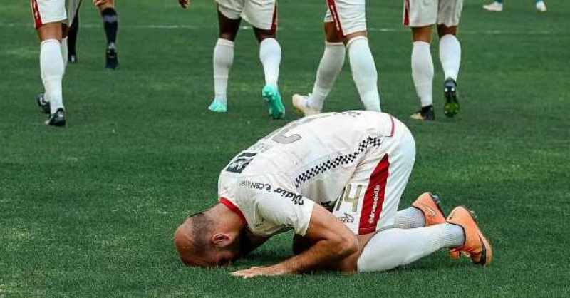 SUJUD SYUKUR : Mohammed Rasyid langsung sujud syukur usai mencetak gol ke gawang PSS Sleman, dalam pertandingan di Stadion Maguwoharjo,Jogja, menit ke-34,Jumat (3/11/2023). (foto:media bali united)