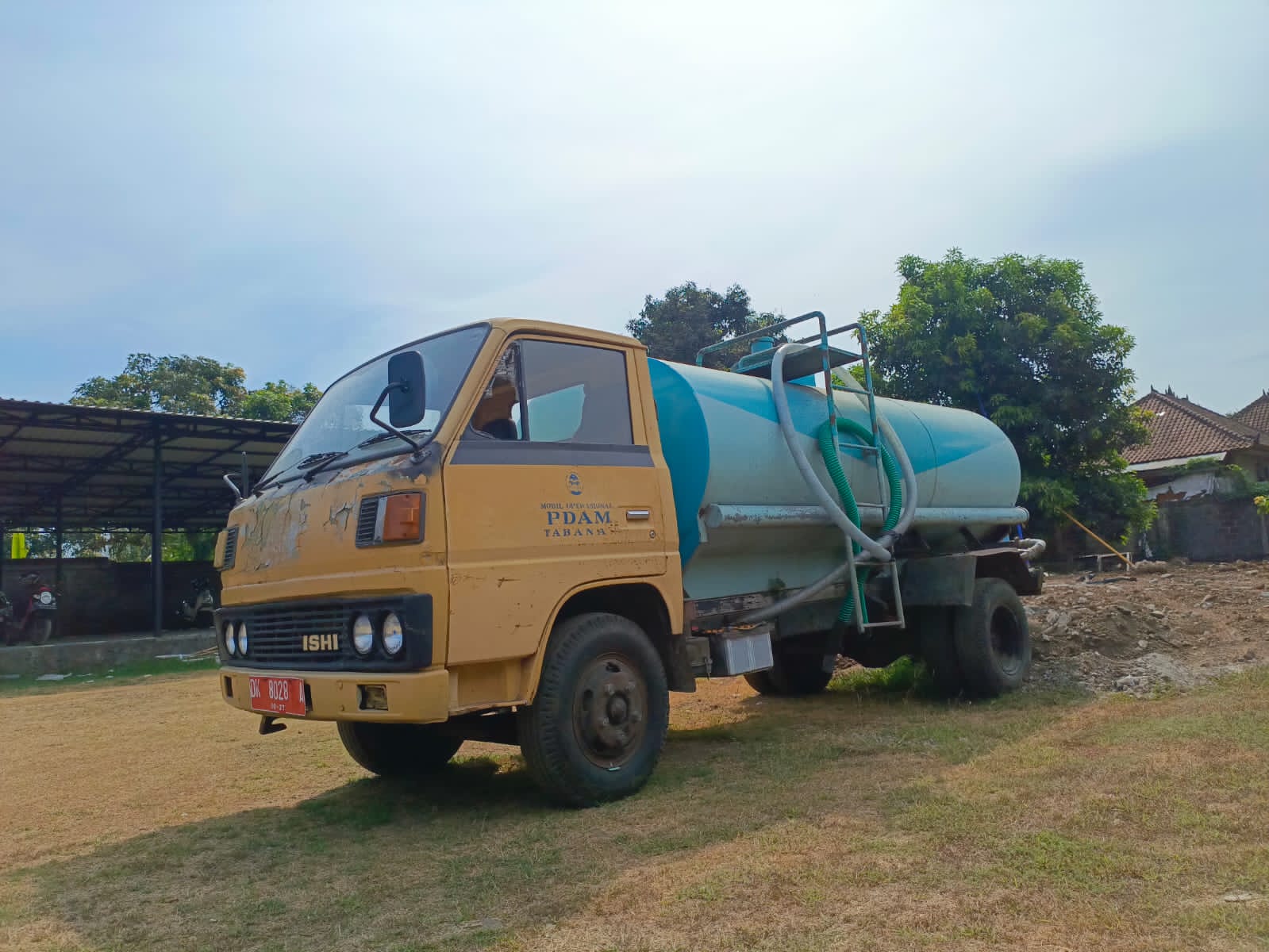 KELILING: Truk tangki dengan kapasitas air 4 kubik atau setara 4.000 liter yang disiapkan PDAM Tabanan untuk menyalur air besih kepada pelanggan yang terdampak gangguan akibat musim kemarau.