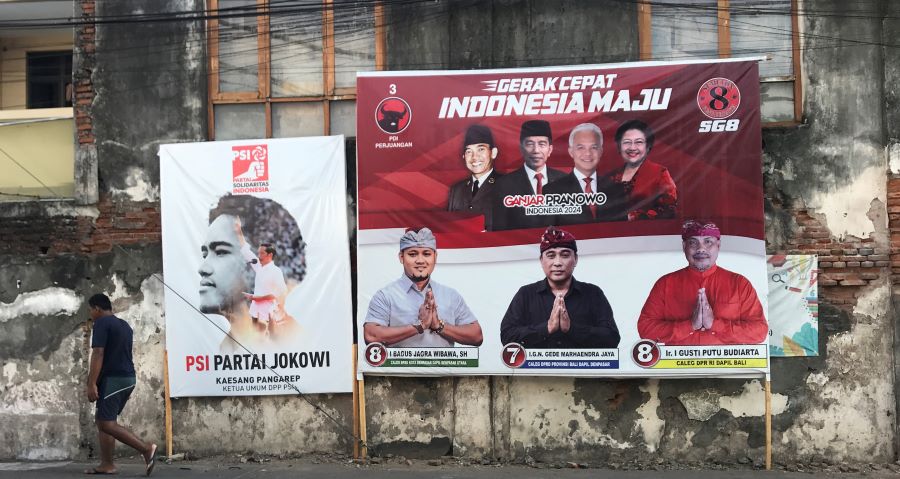 BERTEBARAN: Sejumlah alat peraga sosialisasi (APS) sejumlah caleg, termasuk baliho Ketum PSI Kaesang Pangarep.