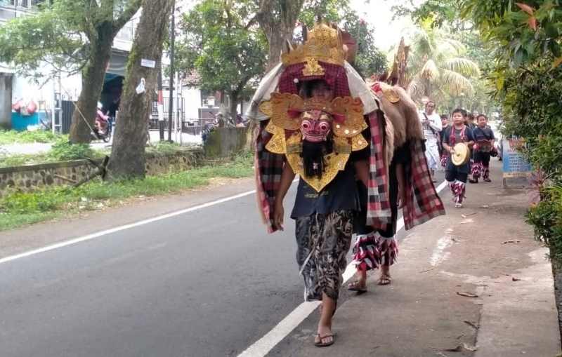 SUDAH TRADISI : Suasana ngelawang Barong Bangkung di Tabanan saat momen perayaan Hari Raya Galungan dan Kuningan.(juliadi/radar bali)