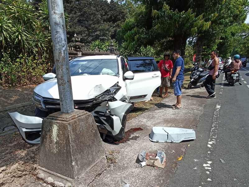 JADI TONTONAN WARGA : Mobil SUV dalam kondisi ringsek seusai menabrak tiang lampu penerang jalan di depan Kantor DPRD Bali, Renon, Denpasar. Tak ada korban jiwa dalam kecelakaan ini. (adrian suwanto)