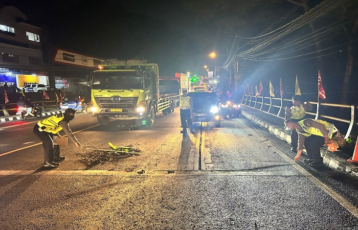 Petugas Satlantas Polres Tabanan melakukan olah TKP di lokasi kejadian tewasnya pelajar SMA di Jalan Raya Denpasar-Gilimanuk tepatnya di Banjar Pasekan, Desa Abiantuwung, Kediri.