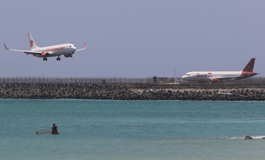 SIAP LANDING: Sebuah pesawat maskapai penerbangan domestik  terlihat mendarat di bandara I Gusti Ngurah Rai, Bali, pada Jumat, 3 November 2023