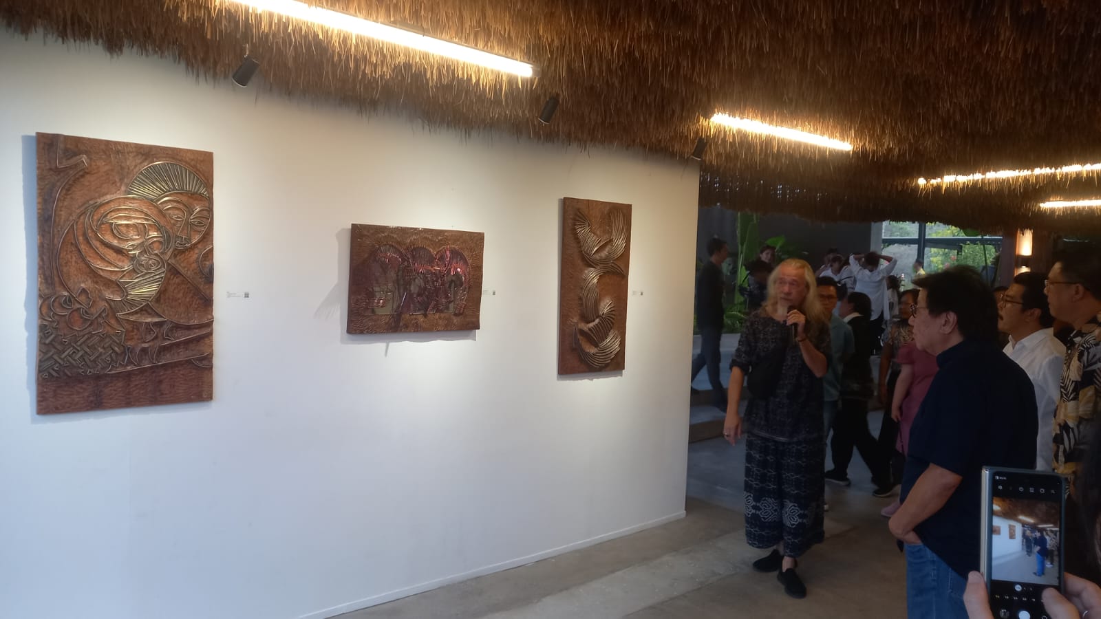 BERBASIS KAWAT: Agus Kama Loedin saat pembukaan di Turbulence of Exploration #3 di Locca Sea House, Jimbaran (6/11/2023). (Jimbaran Hijau)