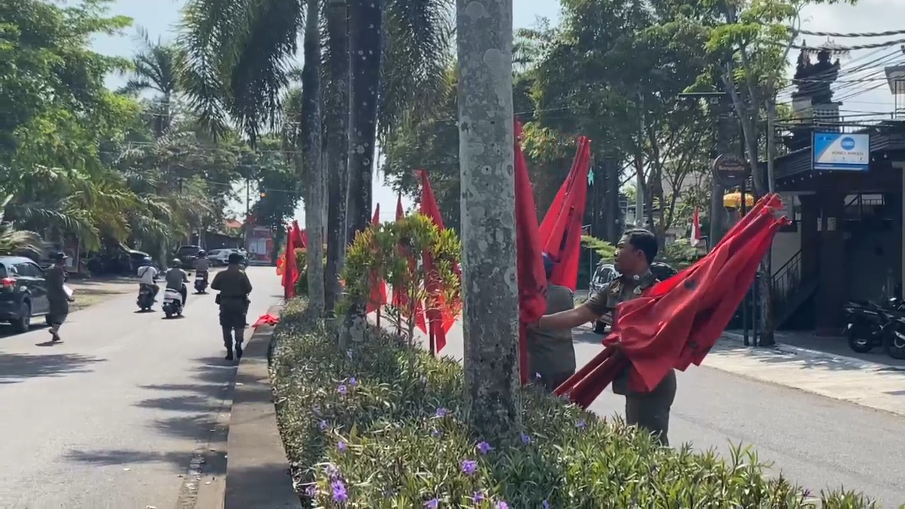 CABUT!: Satpol PP Kabupaten Badung beserta stakeholder terkait mulai menertibkan APS yang melanggar ketentuan, kemarin (6/11).