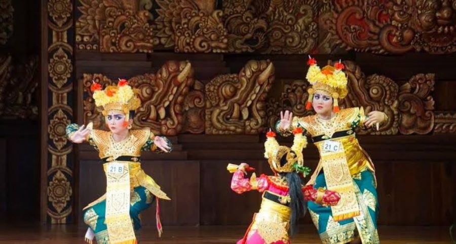 LESTARI: Salah satu kesenian tari Legong Keraton yang masih terus di pentaskan di sejumlah puri di Kota Denpasar.