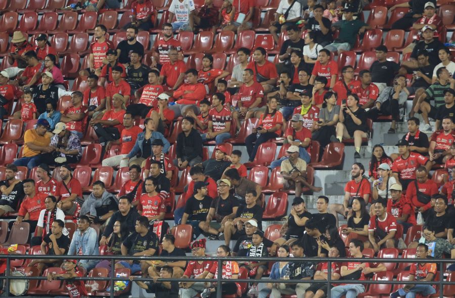 TAMBAHAN TENAGA: Suporter Bali United acap memenuhi stadion Dipta. Teco, pelatih Bali United mereka kembali padati stadion saat laga melawan Persita Tangerang.