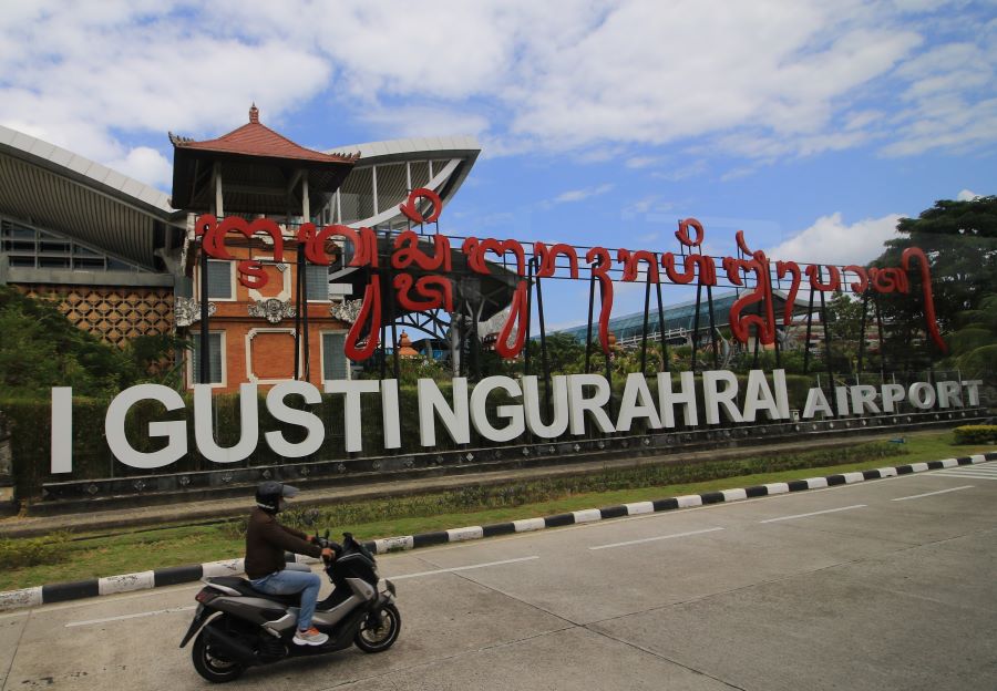 TERBAIK: Baner Bandara Internasional I Gusti Ngurah Rai tampak dari depan dengan kombinasi tulisan aksara Bali.