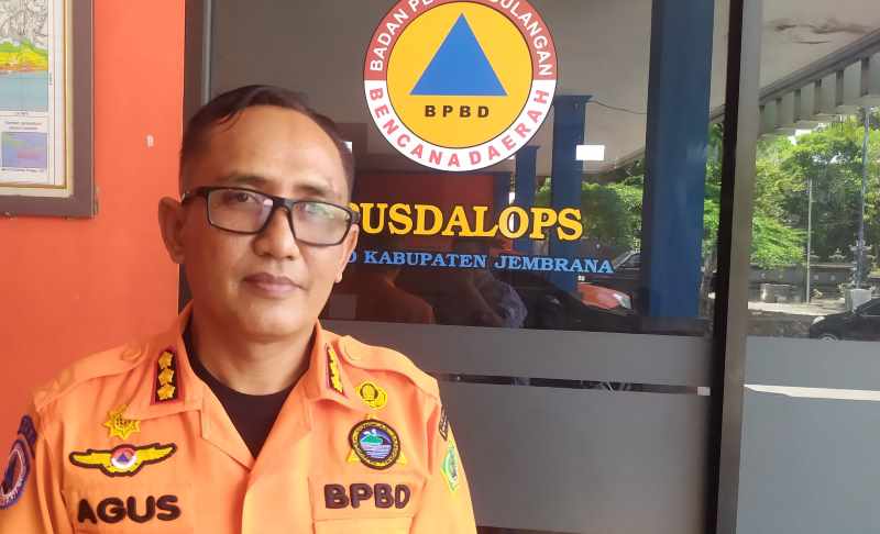 BERSIAGA : Sekretaris Badan Penanggulangan Bencana Daerah (BPBD) Jembrana I Putu Agus Artana Putra. (foto: m.basir/radar bali)
