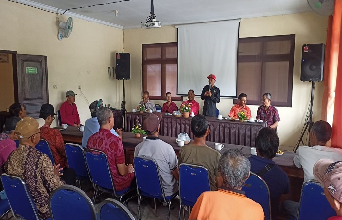 Para petani yang berada di Subak Luwus I, Desa Cau Belayu, Kecamatan Marga, menyampaikan keluhan ke Komisi II DPRD Tabanan di Kantor Desa Cau Belayu, Marga Tabanan.
