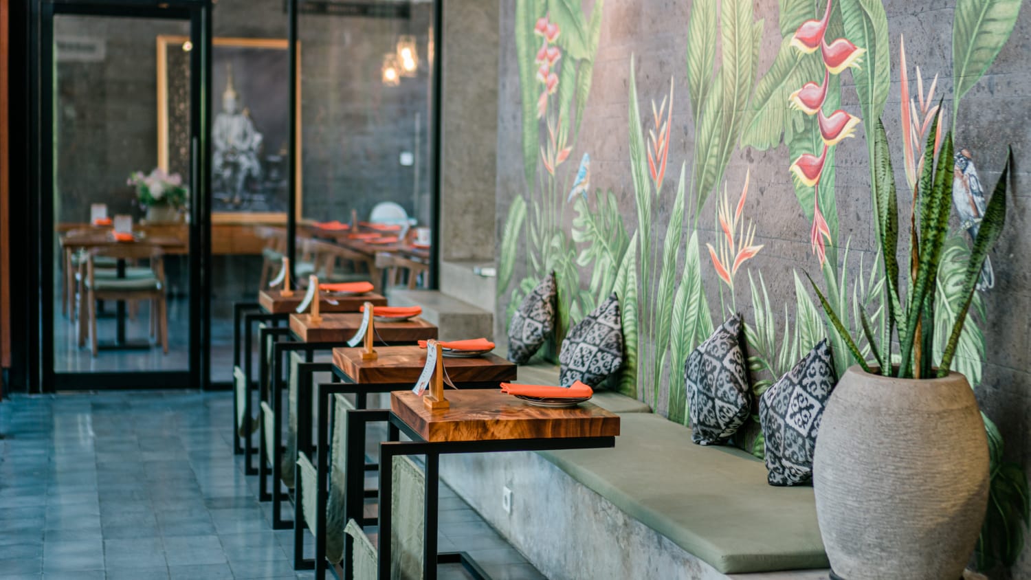 AMBIENCE: Suasana Nyaman dengan Ornamen Khas Thailand Terlihat Sangat Instagramable, Menjadikan Paed Thai Sebagai Restoran Favorit para Remaja dan Keluarga