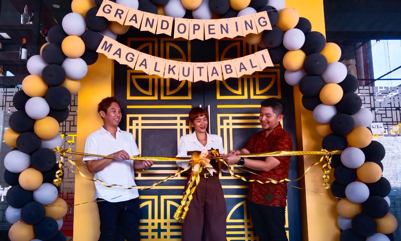 GRAND OPENING: Pembukaan Magal Kuta Bali Menjadi Franchise ke-30 di Indonesia. Potong Pita oleh Jeanette Tendra (tengah) - Manager Store, Albert Tjandra - Co-owner Magal Kuta Bali (paling kanan)