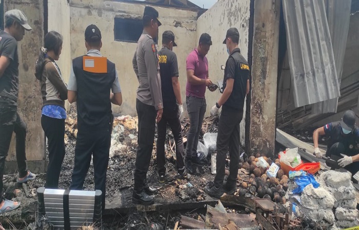 Tim Labfor Polda Bali saat mengambil sampel sisa kebakaran di Pasar Menanga, Selasa (7/11).