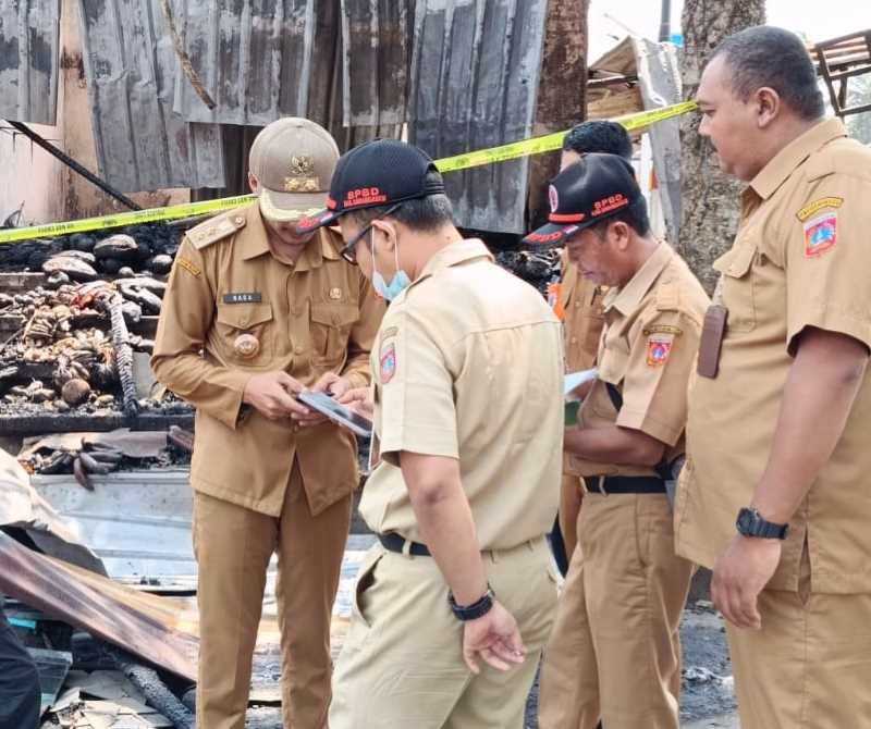 PANTAU LOKASI KEBAKARAN : Rombongan dari Pemkab Karangasem mendatangi lokasi kebakaran di Pasar Menanga, Rendang, Karangasem. (zulfika Rahman/radar bali)