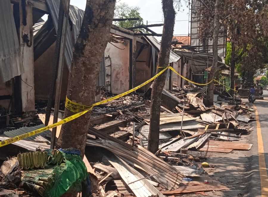 HANGUS : Kondisi Pasar rakyat Menanga di Desa Menanga, Kecamatan Rendang, ludes terbakar pada Minggu malam (5/11/2023). Belasan kios dilaporkan menjadi korban.(zulfika Rahman)