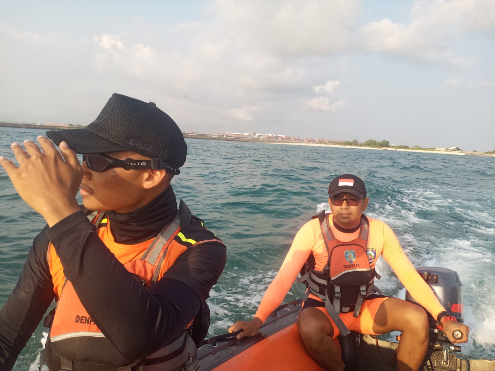 SISIR PANTAI: Tim Sar Melakukan pencarian di Pantai Batubelig, Desa Adat Kerobokan, Badung, Selasa, 7 November 2023.