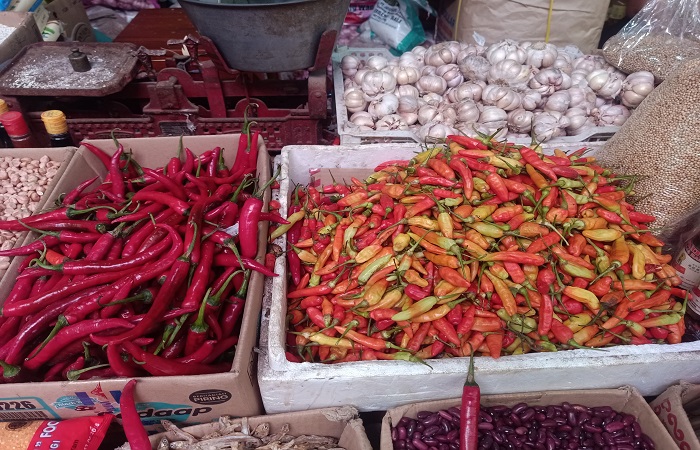 Pedagang cabai di pasar relokasi Pasar Umum Negara. Saat ini, pedagang mengaku harga cabai lebih pedas alias naik.