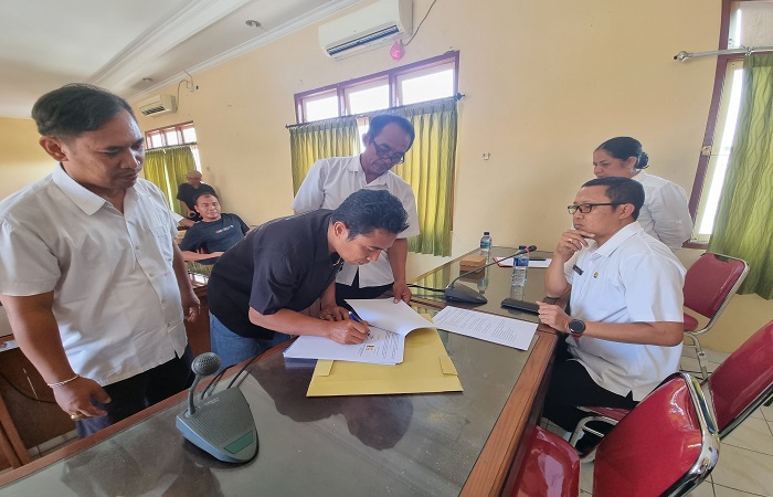 Proses penandatanganan hibah di Dinas Ketahanan Pangan dan Perikanan (DKPP) Buleleng.