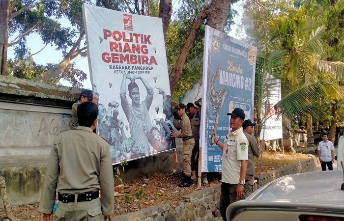 Penurunan baliho milik putra bungsu presiden Jokowi, Kaesang Pengarep dan spanduk parpol maupun caleg di Jalan Arjuna Kota Tabanan diturunkan Satpol PP.