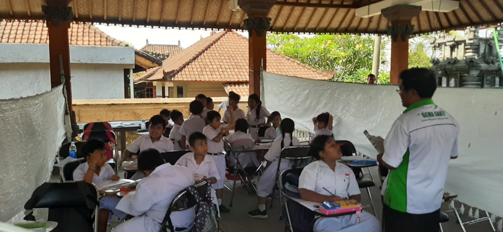 DARURAT: Murid SD Negeri Mandung, Desa Manduang, Klungkung belajar di balai banjar.
