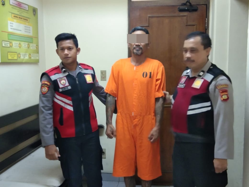 KERJA SAMBILAN: Satpam sebuah restoran di kawasan bandara (baju oranye) saat diamankan Satresnarkoba Polres Bandara Ngurah Rai lantaran ambil paket sabu