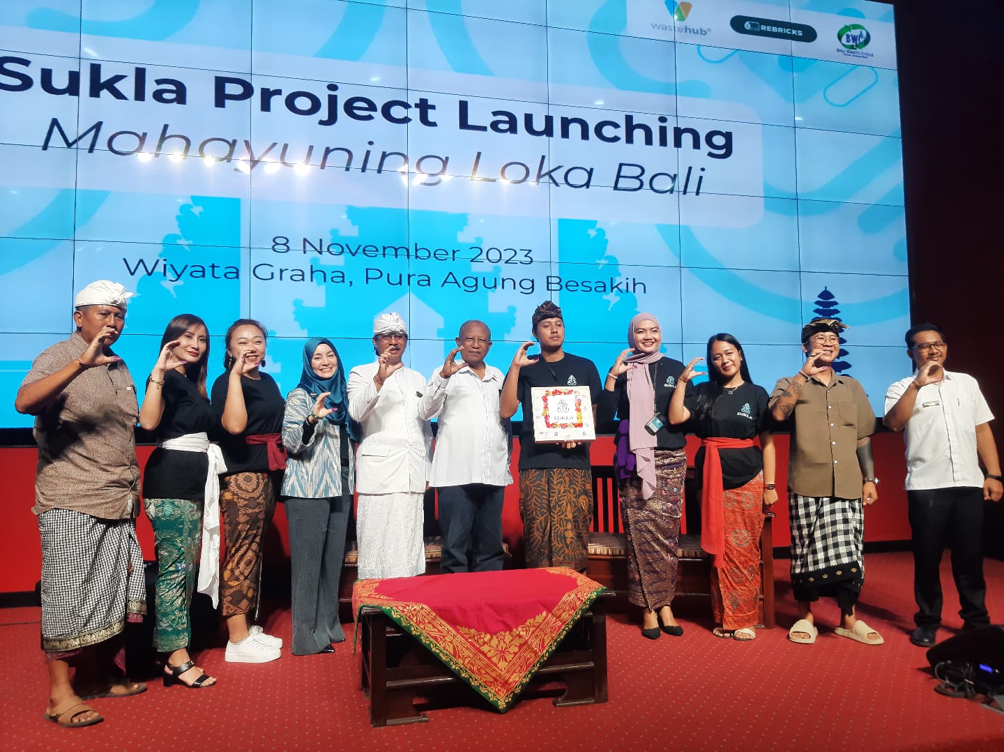 SINERGI: Kepala Dinas Lingkungan Hidup Provinsi Bali, I Made Teja (enam dari kiri) bersama para stakeholder proyek penanganan sampah di Pura Besakih saat launcing Sukla Mahayuning Loka Bali (8/11/202)