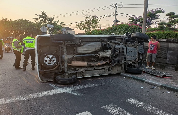 Mobil terbalik setelah menerobos lampu merah dan menabrak motor.