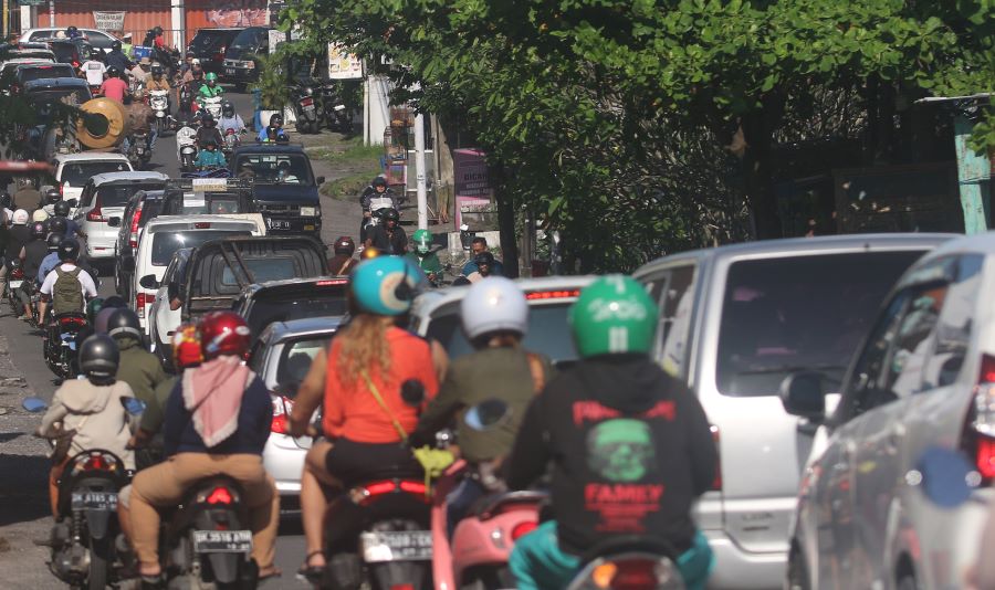 MACET: Kemacetan di Jalan Raya Canggu, Kuta Utara, Badung Bali, beberapa waktu lalu.